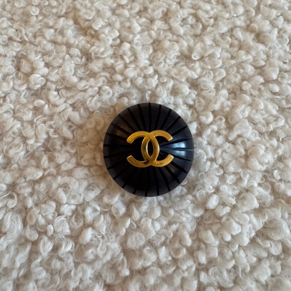 HTF! Vintage Chanel CC Logo Round Black Button - Authentic, 1A
